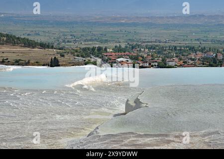 Terrasses de travertin et cascades à Hiérapolis, Pamukkale, province de Denizli, Turquie Banque D'Images