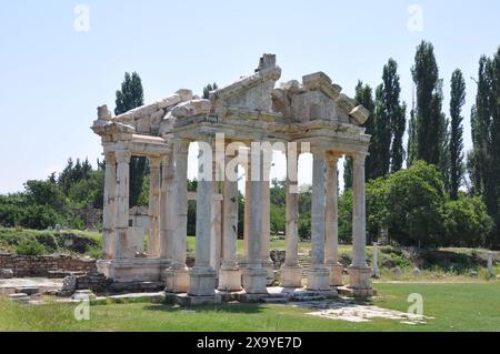 Le Tetrapylon ou porte monumentale, la ville antique d'Aphrodisias, Geyre, près de Karacasu, province d'Aydin, Turquie Banque D'Images