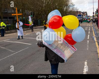 La marche annuelle du vendredi Saint de Witness le long de Soho Road à Birmingham. Banque D'Images