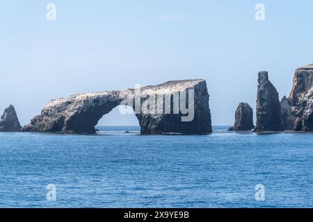 The Stone Arch au parc national des îles Anglo-Normandes, CALIFORNIE, États-Unis Banque D'Images