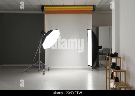 Fond de photo blanc et équipement d'éclairage professionnel en studio Banque D'Images