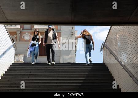 Les gens descendent les escaliers dans le tunnel, se dirigeant vers l'entrée de la station de métro Banque D'Images