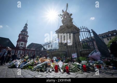 Trauer um einen 29-jaehrigen Polizeibeamten, der nach einer Messerattacke in Mannheim gestorben ist : mit einer Kundgebung und einem interreligioesen Friedensgebet wurde seiner am Montagnachmittag auf dem Marktplatz in Mannheim gedacht Foto vom 03.06.2024. Die Bluttat vom vergangenen Freitag hatte bundesweit Entsetzen ausgeloest. AM 31.05.2024 hatte ein Mann auf dem Mannheimer Marktplatz mehrere Menschen mit einem langen Messer attackiert. Dabei wurden sechs Menschen zum Teil lebensgefaehrlich verletzt. Den am Sonntag gestorbenen Polizisten stach der Taeter mehrmals in den Bereich des Kopfes, d Banque D'Images