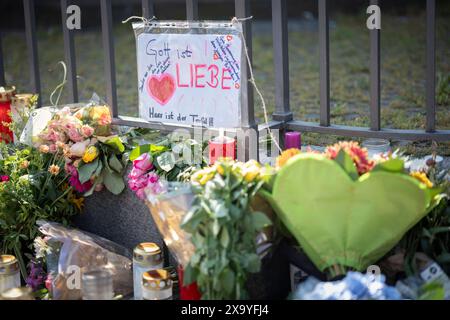 Trauer um einen 29-jaehrigen Polizeibeamten, der nach einer Messerattacke in Mannheim gestorben ist : mit einer Kundgebung und einem interreligioesen Friedensgebet wurde seiner am Montagnachmittag auf dem Marktplatz in Mannheim gedacht Foto vom 03.06.2024. Die Bluttat vom vergangenen Freitag hatte bundesweit Entsetzen ausgeloest. AM 31.05.2024 hatte ein Mann auf dem Mannheimer Marktplatz mehrere Menschen mit einem langen Messer attackiert. Dabei wurden sechs Menschen zum Teil lebensgefaehrlich verletzt. Den am Sonntag gestorbenen Polizisten stach der Taeter mehrmals in den Bereich des Kopfes, d Banque D'Images