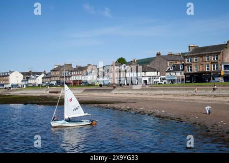Front de mer sur la rivière Clyde à Helensburgh, Argyll et Bute, en Écosse, avec yacht au premier plan. Banque D'Images