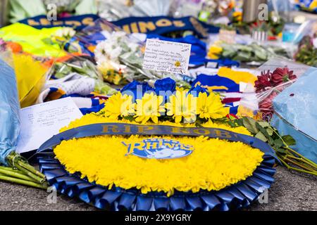 Leeds, Royaume-Uni. 03 juin 2024. Hommages à Rob Burrow au Headingley Stadium après sa mort. Une couronne aux couleurs de Leeds Rhinos avec une carte rendant hommage à Rob Burrows. Crédit : Neil Terry/Alamy Live News Banque D'Images