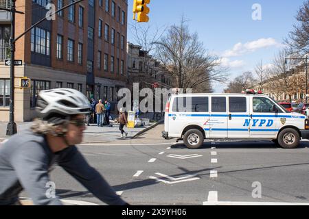 Un van de police sur la route dans le cadre de la rue de New York Banque D'Images