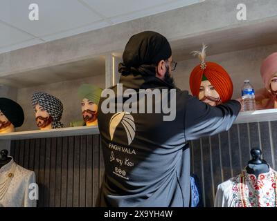 Magasins le long de Soho Road, un quartier multiculturel de Birmingham, la deuxième ville du Royaume-Uni. Banque D'Images