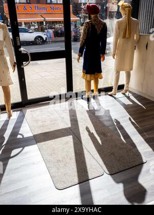 Magasins le long de Soho Road, un quartier multiculturel de Birmingham, la deuxième ville du Royaume-Uni. Banque D'Images