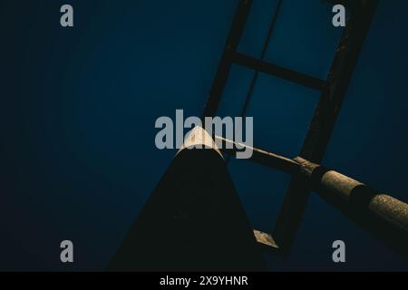 Un lampadaire brille contre un ciel bleu foncé la nuit Banque D'Images