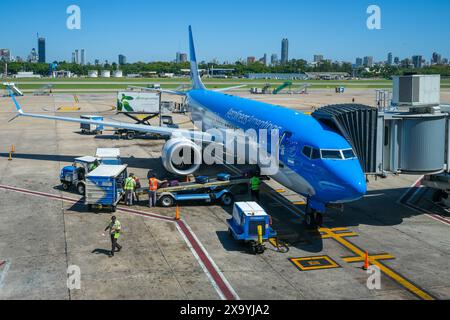 Buenos Aires, Argentinien - Boeing 737 MAX Flugzeug der Fluglinie Aerolineas Argentinas wird am Flughafen Buenos Aires-Jorge Newbery, Aeroparque Internacional Jorge Newbery, mit Koffern beladen. Der Aeroparque Jorge Newbery ist der Stadtflughafen für kontinentale in- und Auslandsflüge von und nach Uruguay, Brasilien, Chile sowie Paraguay. Buenos Aires Buenos Aires Argentinien *** Buenos Aires, Argentine Boeing 737 MAX avion de la compagnie aérienne Aerolineas Argentinas est chargé de valises à Buenos Aires Aéroport Jorge Newbery, Aeroparque Internacional Jorge Newbery Aeroparque Jorge Newbery est t Banque D'Images