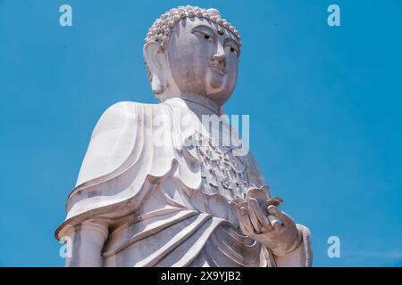 Wat Phothikyan Phutthaktham Statue thaïlandaise du Bouddha blanc à Kota Bharu, Malaisie Banque D'Images