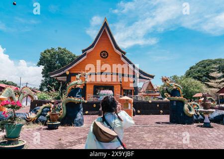 Kota Bharu, Malaisie - 17 octobre 2024 : Une femme visite le monastère de la statue de Bouddha blanc thaïlandais Wat Phothikyan Phutthaktham à Kota Bharu, Malaisie Banque D'Images