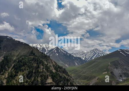 Peer Ki Gali, Inde. 03 juin 2024. Les nuages planent au-dessus des montagnes au col de Pir Panjal, également appelé Peer Ki Gali, à environ 100 km, au sud de Srinagar, la capitale estivale du Jammu-et-Cachemire. Le Pir Panjal Pass, est un col de montagne et une destination touristique situé dans la chaîne Pir Panjal du Jammu-et-Cachemire. C'est le point culminant de la route moghole à 3 490 m, au-dessus du niveau de la mer. La route moghole, comme son nom l'indique, a été historiquement créée et utilisée par les empereurs moghols. C'est la route qu'Akbar a empruntée pour conquérir le Cachemire en 1586. Crédit : SOPA images Limited/Alamy Live News Banque D'Images