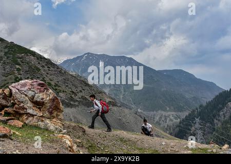 Peer Ki Gali, Inde. 03 juin 2024. Les écoliers montent la colline au col de Pir Panjal, également appelé Peer Ki Gali, à environ 100 km, au sud de Srinagar, la capitale estivale du Jammu-et-Cachemire. Le Pir Panjal Pass, est un col de montagne et une destination touristique situé dans la chaîne Pir Panjal du Jammu-et-Cachemire. C'est le point culminant de la route moghole à 3 490 m, au-dessus du niveau de la mer. La route moghole, comme son nom l'indique, a été historiquement créée et utilisée par les empereurs moghols. C'est la route qu'Akbar a empruntée pour conquérir le Cachemire en 1586. Crédit : SOPA images Limited/Alamy Live News Banque D'Images