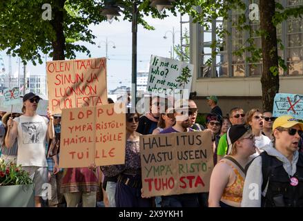 Participants à la manifestation climatique Lisää ääntä à Pohjoisesplanadi, Helsinki, Finlande, le 2 juin 2024. Banque D'Images