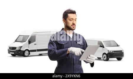 Mécanicien automatique avec des camionnettes utilisant une tablette numérique isolée sur fond blanc Banque D'Images