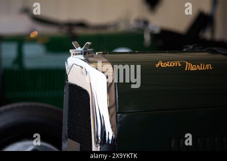 Voitures du Grand Prix Aston Martin des années 1930, participantes au Trophée Grover Williams lors de la 81e réunion des membres, Goodwood Motor Racing circuit, Chichester, Royaume-Uni Banque D'Images