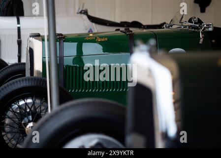 Voitures du Grand Prix Aston Martin des années 1930, participantes au Trophée Grover Williams lors de la 81e réunion des membres, Goodwood Motor Racing circuit, Chichester, Royaume-Uni Banque D'Images