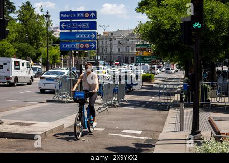 Madrid, Espagne. 03 juin 2024. Une femme monte un vélo de location sur la piste cyclable de l'hôtel de ville de Madrid, lors de la Journée internationale du vélo. La Journée internationale du vélo est célébrée chaque 3 juin, après avoir été déclarée en 2018 par l'Assemblée générale des Nations Unies. Crédit : SOPA images Limited/Alamy Live News Banque D'Images