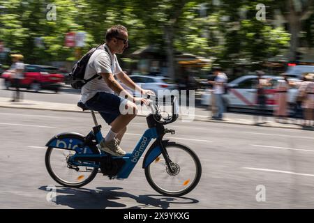 Madrid, Espagne. 03 juin 2024. Un homme loue un vélo à l'hôtel de ville de Madrid pendant la Journée internationale du vélo. La Journée internationale du vélo est célébrée chaque 3 juin, après avoir été déclarée en 2018 par l'Assemblée générale des Nations Unies. Crédit : SOPA images Limited/Alamy Live News Banque D'Images