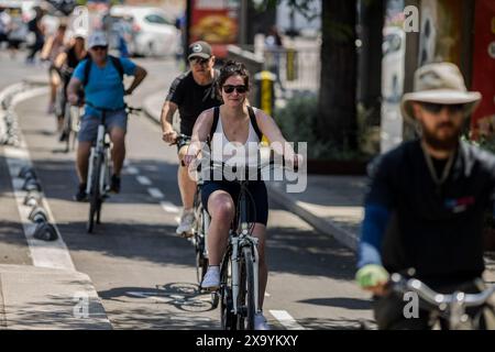 Madrid, Espagne. 03 juin 2024. Un groupe de touristes fait du vélo le long de la piste cyclable pendant la Journée internationale du vélo. La Journée internationale du vélo est célébrée chaque 3 juin, après avoir été déclarée en 2018 par l'Assemblée générale des Nations Unies. Crédit : SOPA images Limited/Alamy Live News Banque D'Images