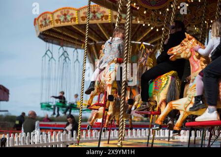 People on the Carrousel at the Funfair lors de la 81e réunion des membres, Goodwood Motor Racing circuit, Chichester, Royaume-Uni Banque D'Images