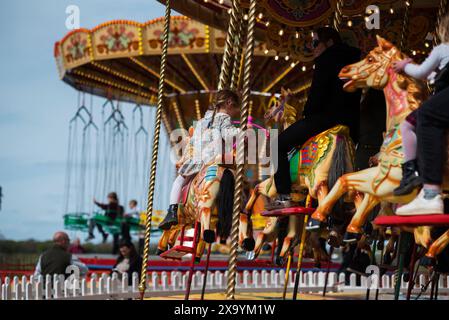 People on the Carrousel at the Funfair lors de la 81e réunion des membres, Goodwood Motor Racing circuit, Chichester, Royaume-Uni Banque D'Images