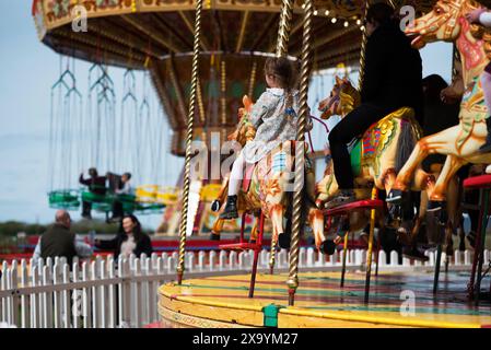 People on the Carrousel at the Funfair lors de la 81e réunion des membres, Goodwood Motor Racing circuit, Chichester, Royaume-Uni Banque D'Images