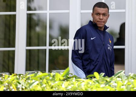 Clairefontaine, France. 03 juin 2024. Kylian Mbappe - le Président Emmanuel Macron visite l'équipe de France masculine de football, au Centre national de football de Clairefontaine, à Clairefontaine-en-Yvelines, France, le 3 juin 2024. Photo de Stéphane Lemouton/Pool/ABACAPRESS. COM Credit : Abaca Press/Alamy Live News Banque D'Images