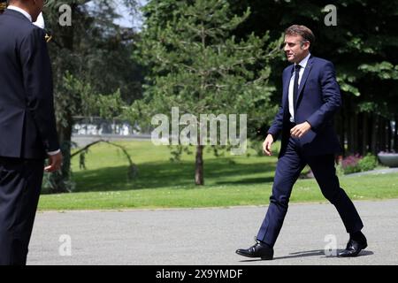 Clairefontaine, France. 03 juin 2024. Le Président Emmanuel Macron visite l'équipe de France masculine de football, au Centre national de football de Clairefontaine, à Clairefontaine-en-Yvelines, France, le 3 juin 2024. Photo de Stéphane Lemouton/Pool/ABACAPRESS. COM Credit : Abaca Press/Alamy Live News Banque D'Images