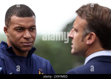 Clairefontaine, France. 03 juin 2024. Kylian Mbappe - le Président Emmanuel Macron visite l'équipe de France masculine de football, au Centre national de football de Clairefontaine, à Clairefontaine-en-Yvelines, France, le 3 juin 2024. Photo de Stéphane Lemouton/Pool/ABACAPRESS. COM Credit : Abaca Press/Alamy Live News Banque D'Images