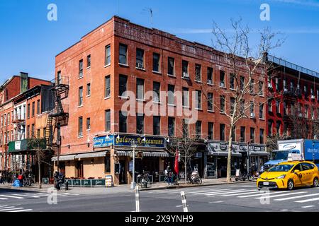 Un taxi dans une rue animée de la ville avec des bâtiments en toile de fond. New York, États-Unis Banque D'Images