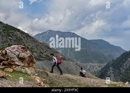 Les écoliers montent la colline au col de Pir Panjal, également appelé Peer Ki Gali, à environ 100 km, au sud de Srinagar, la capitale estivale du Jammu-et-Cachemire. Le Pir Panjal Pass, est un col de montagne et une destination touristique situé dans la chaîne Pir Panjal du Jammu-et-Cachemire. C'est le point culminant de la route moghole à 3 490 m, au-dessus du niveau de la mer. La route moghole, comme son nom l'indique, a été historiquement créée et utilisée par les empereurs moghols. C'est la route qu'Akbar a empruntée pour conquérir le Cachemire en 1586. (Photo de Saqib Majeed/SOPA images/SIPA USA) Banque D'Images