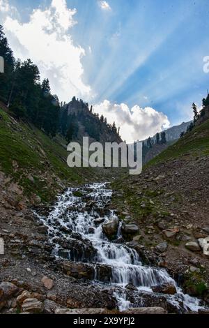 Peer Ki Gali, Inde. 03 juin 2024. Une cascade est vue au col de Pir Panjal, également appelé Peer Ki Gali, à environ 100 km, au sud de Srinagar, la capitale estivale du Jammu & Cachemire. Le Pir Panjal Pass, est un col de montagne et une destination touristique situé dans la chaîne Pir Panjal du Jammu-et-Cachemire. C'est le point culminant de la route moghole à 3 490 m, au-dessus du niveau de la mer. La route moghole, comme son nom l'indique, a été historiquement créée et utilisée par les empereurs moghols. C'est la route qu'Akbar a empruntée pour conquérir le Cachemire en 1586. (Photo de Saqib Majeed/SOPA images/Sipa USA) crédit : Sipa USA/Alamy Live News Banque D'Images