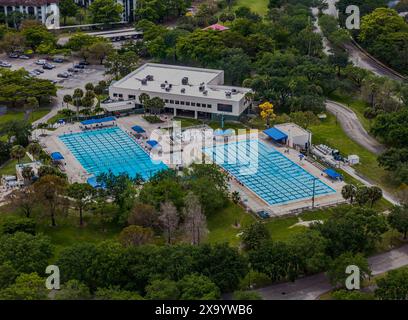 Une vue aérienne sur deux grandes piscines dans un parc par une journée ensoleillée en Floride Banque D'Images
