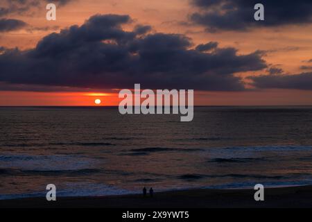 NAGS Head, Outer Banks, Caroline du Sud, États-Unis - 17 avril 2024 : lever du soleil dans un ciel nuageux au-dessus de l'océan Atlantique à Nags Head, à Outer Banks, North RCA Banque D'Images
