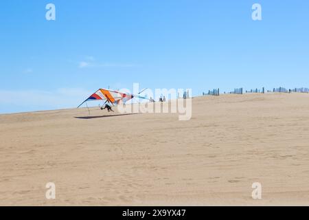 NAGS Head, Outer Banks, Caroline du Nord, États-Unis, 18 avril, 2024 : deltaplanes au sommet d'une dune de sable dans le parc d'État de Jockey's Ridge. Banque D'Images