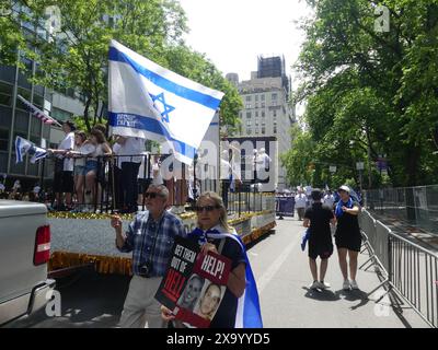 921 5th Ave, New York, NY 10021 États-Unis. 2 juin 2024. Pendant une période géopolitique stressante, sans être entachée par aucune manifestation, 60 000 participants ont défilé sur la Cinquième Avenue de Manhattan, sur le chic East Side de New York, pour le défilé de la fête d'Israël de 2024. Crédit : ©Julia Mineeva/EGBN TV News/Alamy Live News Banque D'Images