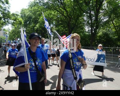 921 5th Ave, New York, NY 10021 États-Unis. 2 juin 2024. Pendant une période géopolitique stressante, sans être entachée par aucune manifestation, 60 000 participants ont défilé sur la Cinquième Avenue de Manhattan, sur le chic East Side de New York, pour le défilé de la fête d'Israël de 2024. Crédit : ©Julia Mineeva/EGBN TV News/Alamy Live News Banque D'Images