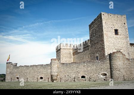 Le château médiéval de Pedraza, en Espagne contre le ciel bleu Banque D'Images