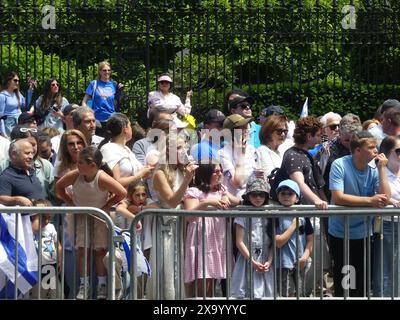 921 5th Ave, New York, NY 10021 États-Unis. 2 juin 2024. Pendant une période géopolitique stressante, sans être entachée par aucune manifestation, 60 000 participants ont défilé sur la Cinquième Avenue de Manhattan, sur le chic East Side de New York, pour le défilé de la fête d'Israël de 2024. Crédit : ©Julia Mineeva/EGBN TV News/Alamy Live News Banque D'Images