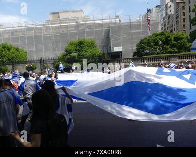 921 5th Ave, New York, NY 10021 États-Unis. 2 juin 2024. Pendant une période géopolitique stressante, sans être entachée par aucune manifestation, 60 000 participants ont défilé sur la Cinquième Avenue de Manhattan, sur le chic East Side de New York, pour le défilé de la fête d'Israël de 2024. Crédit : ©Julia Mineeva/EGBN TV News/Alamy Live News Banque D'Images