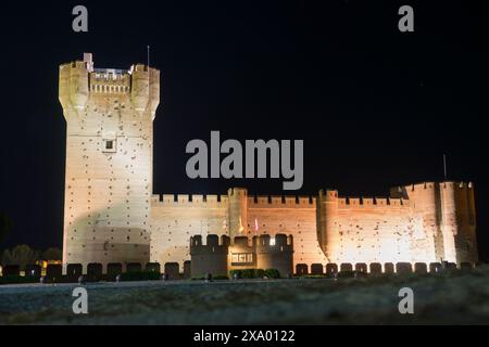 Le Castillo de la Mota à Medina del Campo est un spectacle à voir lorsqu'il est illuminé la nuit, Valladolid, Espagne. Banque D'Images