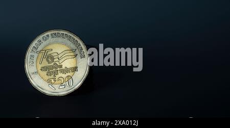 Une pièce de roupie indienne dans le fond sombre Banque D'Images