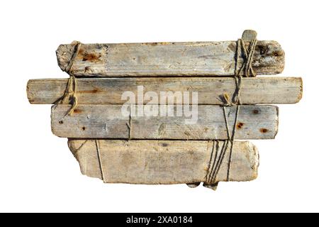 Photo d'un panneau blanc rustique fait de quatre vieilles planches inégales altérées attachées ensemble avec des cordes isolées sur fond blanc Banque D'Images