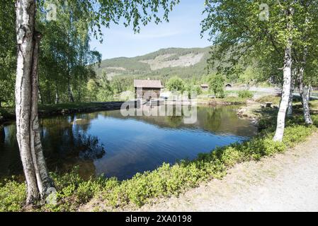 L'eau stockée peut être utilisée pour l'hydroélectricité au musée en plein air du Nordfjord Museum of Cultural History en Norvège. Banque D'Images