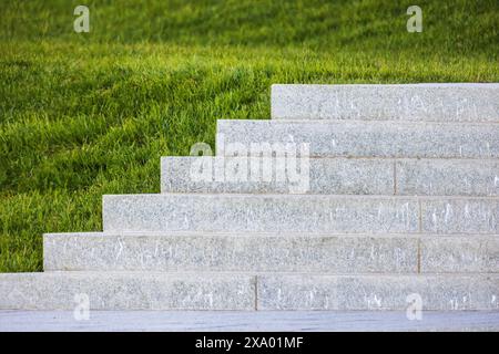 Escalier en pierre va au-dessus de l'herbe verte dans le parc d'été, architecture abstraite photo de fond Banque D'Images