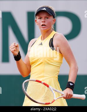 Paris, France. 03 juin 2024. La belge Jeline Vandromme célèbre avoir remporté un match de tennis contre la russe Golovina, dans le premier tour du simple junior féminin, au tournoi de Roland Garros French Open, à Paris, France, lundi 03 juin 2024. Le tournoi de cette année se déroule du 26 mai au 09 juin. BELGA PHOTO BENOIT DOPPAGNE crédit : Belga News Agency/Alamy Live News Banque D'Images