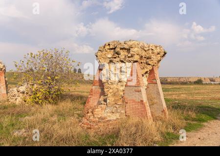 La ville de Shamkir. Azerbaïdjan. 10.17.2021. Fragments des murs de la vieille ville de Chamkir dans le champ. Banque D'Images